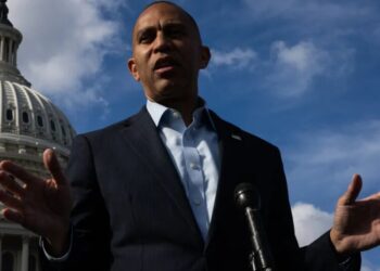 Jeffries Plans Final Midterm Sprint Through Battleground Districts