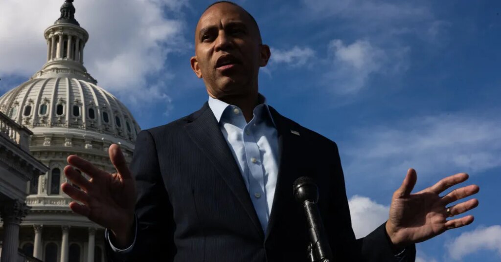 Jeffries Plans Final Midterm Sprint Through Battleground Districts