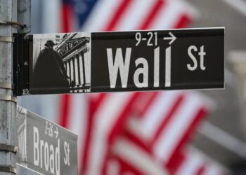 Stocks Fall and Oil Rises as Investors Retreat from Mounting Risks
