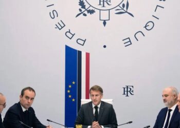 France Dodges Debt Downgrade, but Is Given a Stern Warning