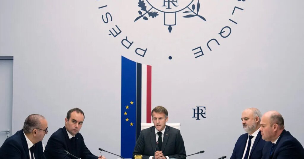 France Dodges Debt Downgrade, but Is Given a Stern Warning