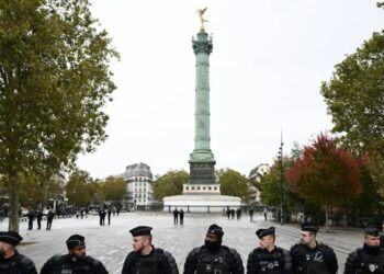 Paris, Battened Down Against Riots, Offers Lonely Welcome to Visitors
