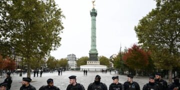 Paris, Battened Down Against Riots, Offers Lonely Welcome to Visitors