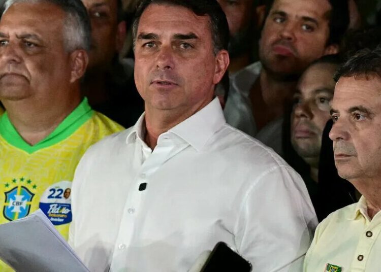 Flávio Bolsonaro Ordered to Hand Over Passport in Money Laundering Inquiry