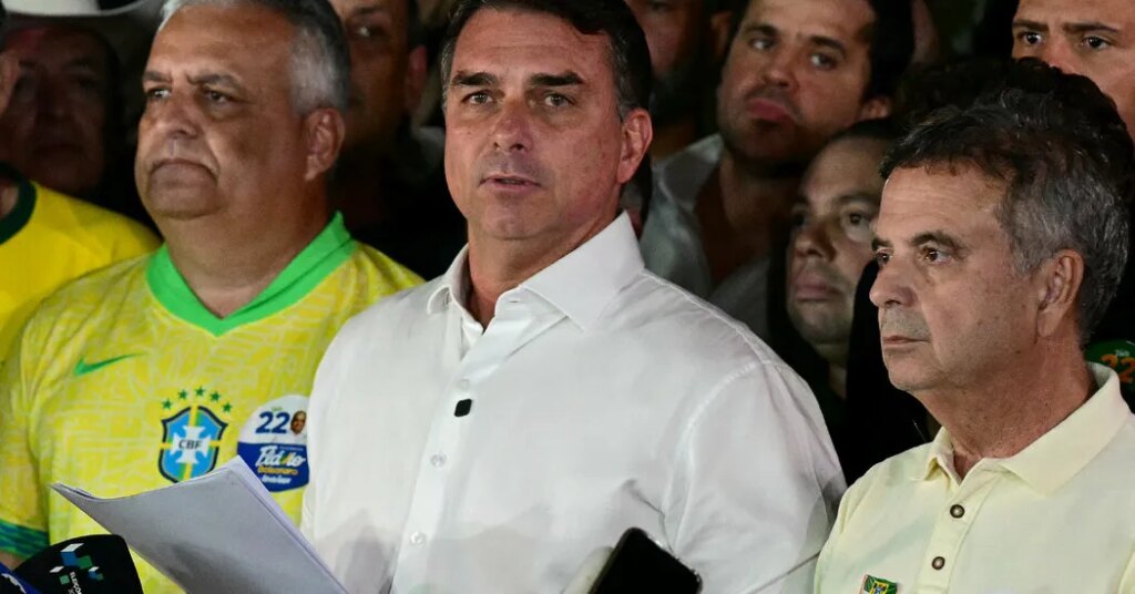 Flávio Bolsonaro Ordered to Hand Over Passport in Money Laundering Inquiry
