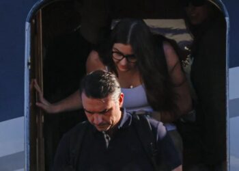 Flávio Bolsonaro Lands in Miami After Fleeing Brazil