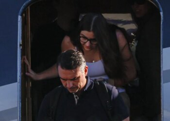 Flávio Bolsonaro Flees to Miami, Declaring Himself Brazil’s Legitimate Leader