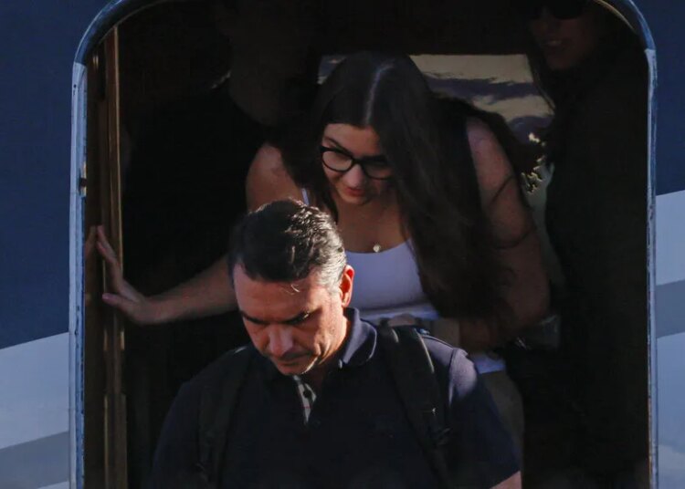 Flávio Bolsonaro Flees to Miami, Declaring Himself Brazil’s Legitimate Leader
