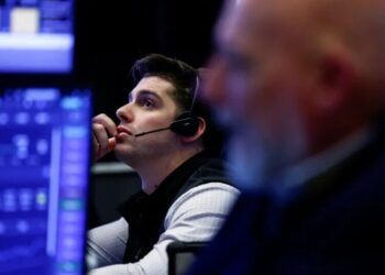 Tech Stocks Tumble, but Broader Market Is Holding On