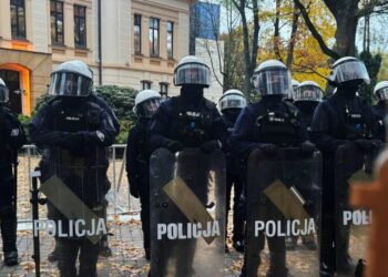 Poland Deploys Riot Police in Standoff Over Country’s Top Court