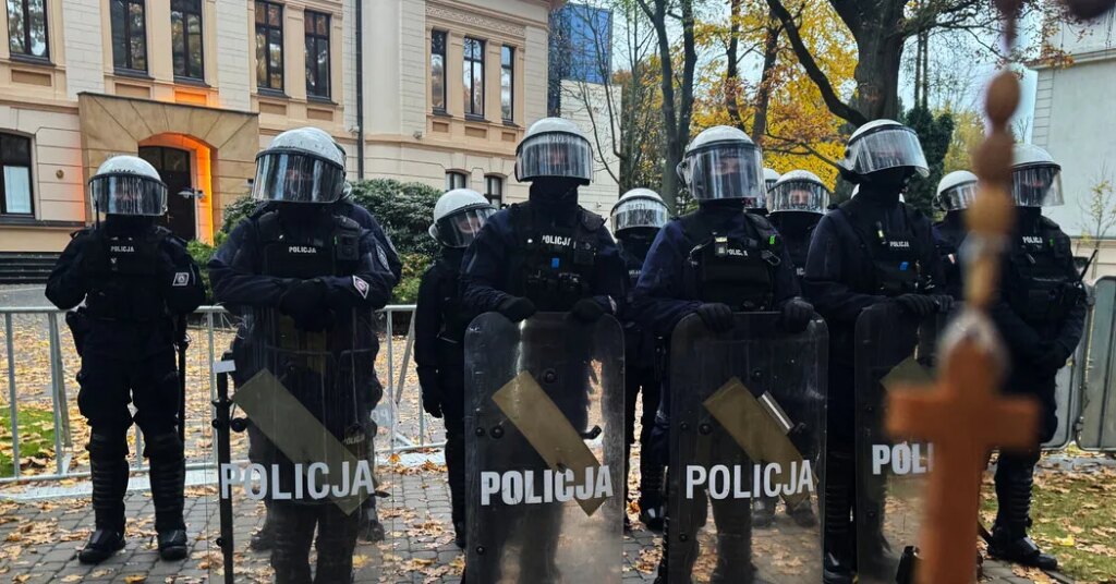 Poland Deploys Riot Police in Standoff Over Country’s Top Court