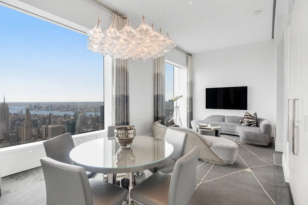 It has five bedrooms, seven baths, two powder rooms, 12½-foot ceilings, a library with a wood-burning fireplace and views across three states.