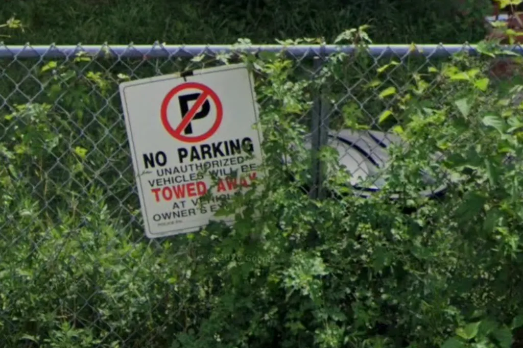 A 'no parking' sign posted on the chain-link fence of Aaron Hardy's Staten Island home.
