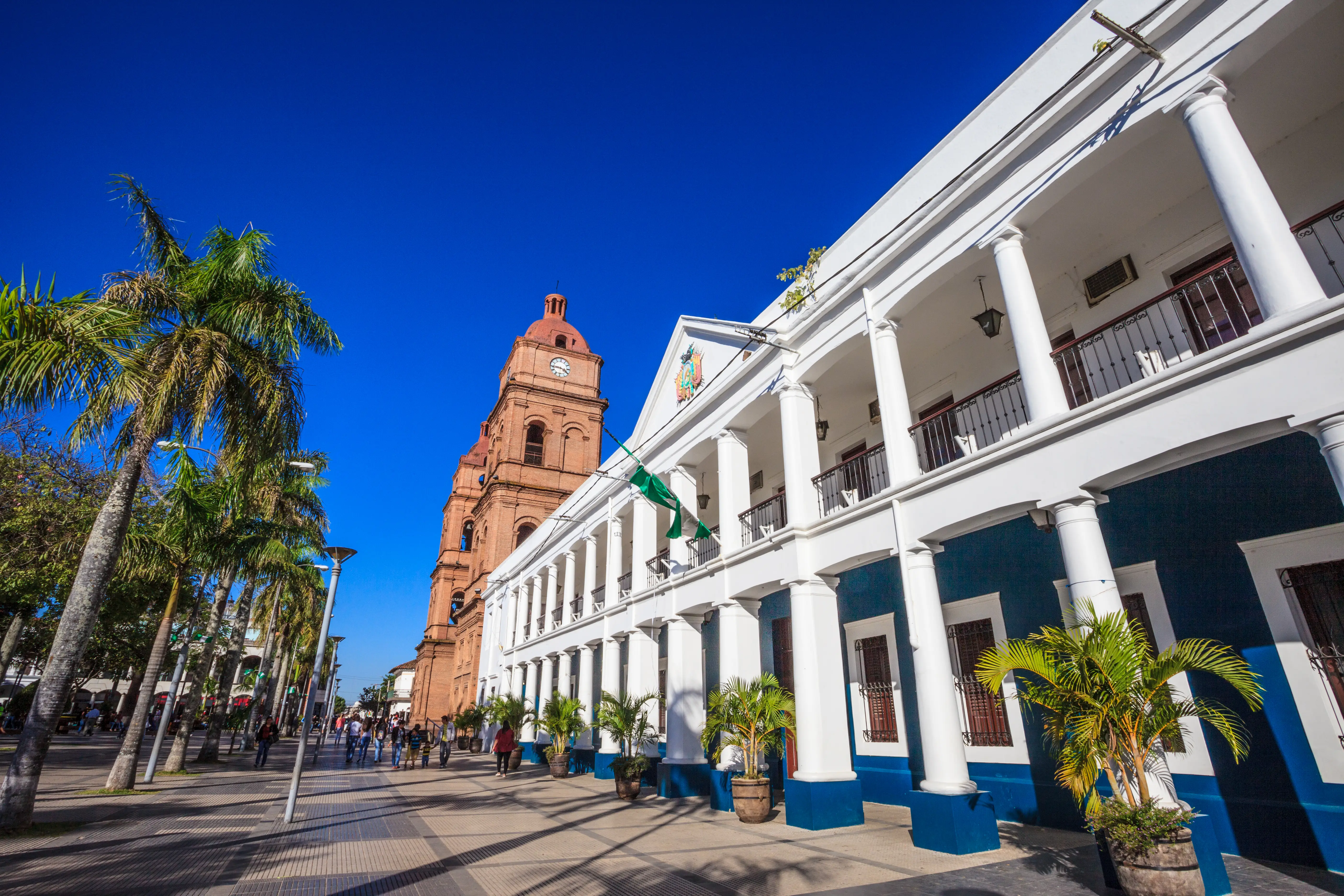 An image of a sunlit street in Santa Cruz, Bolivia