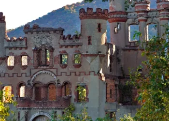 I visited an abandoned castle on a New York island that’s only accessible by boat. It was hauntingly beautiful.