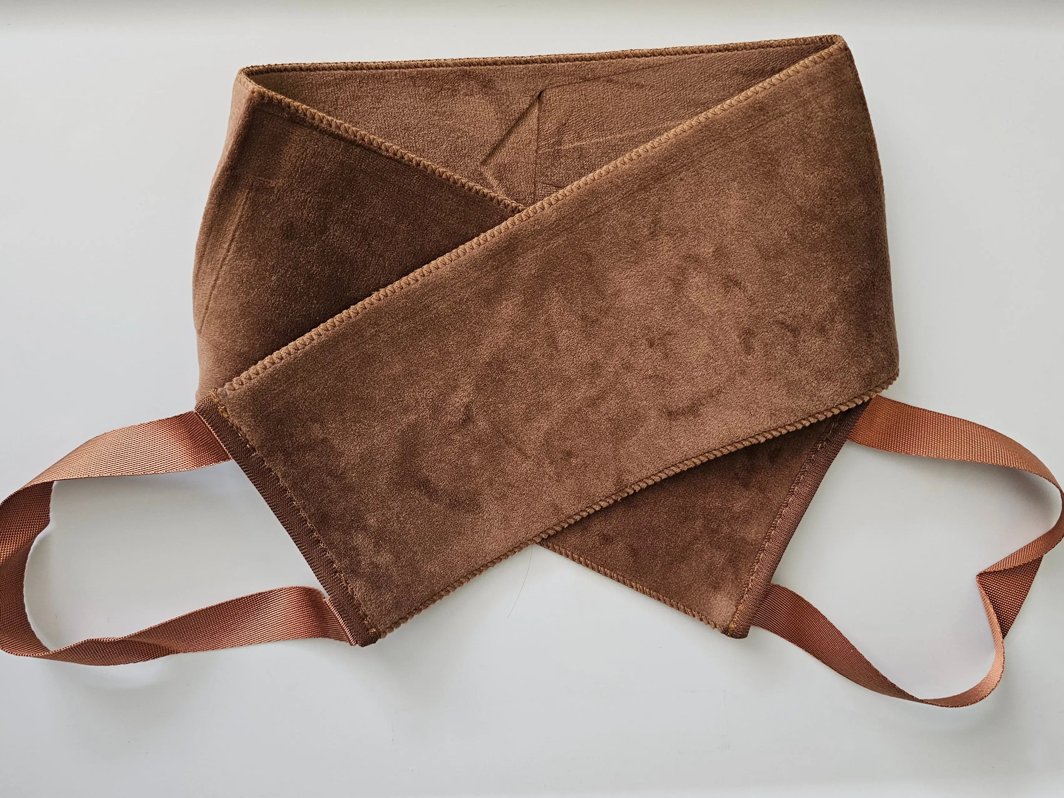 A brown velvet back lotion applicator from Steugo.