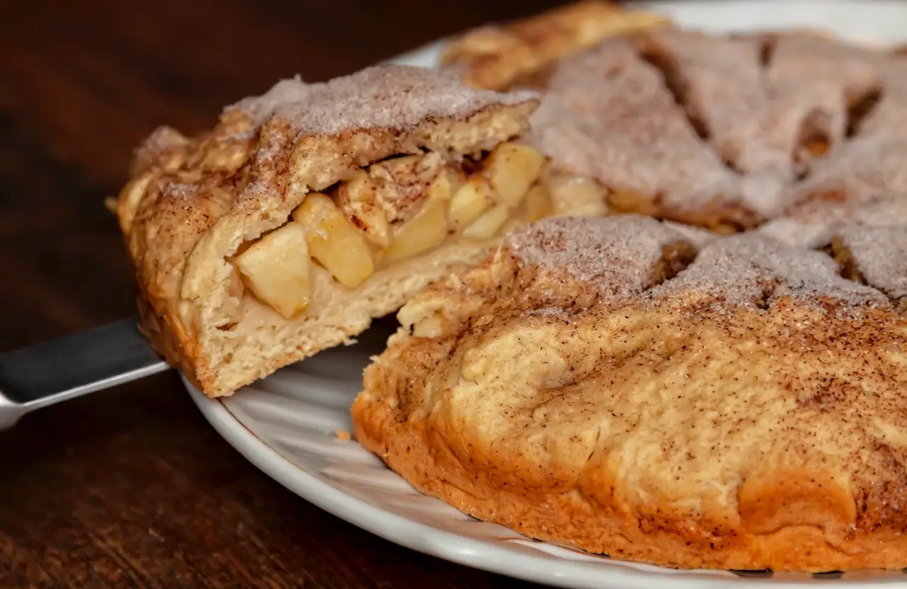 Apple pie being sliced