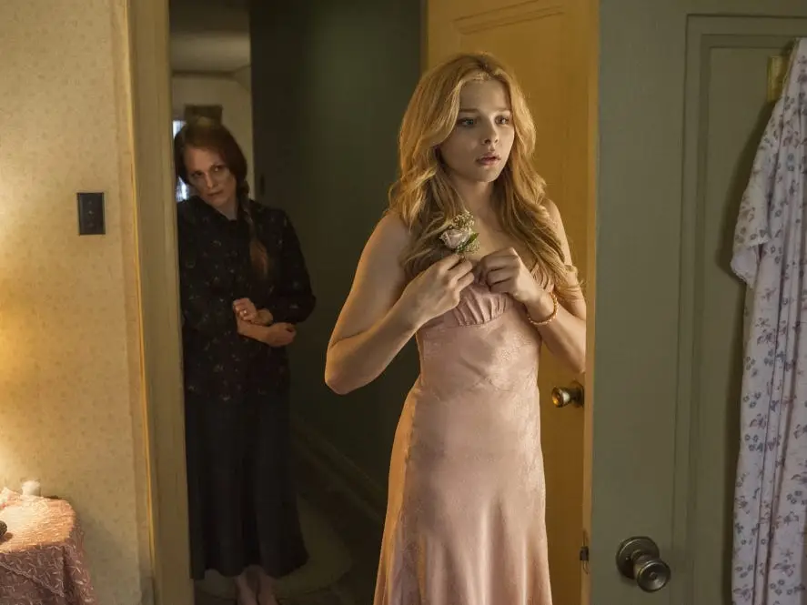 julianne moore and chloe grace moretz in carrie
