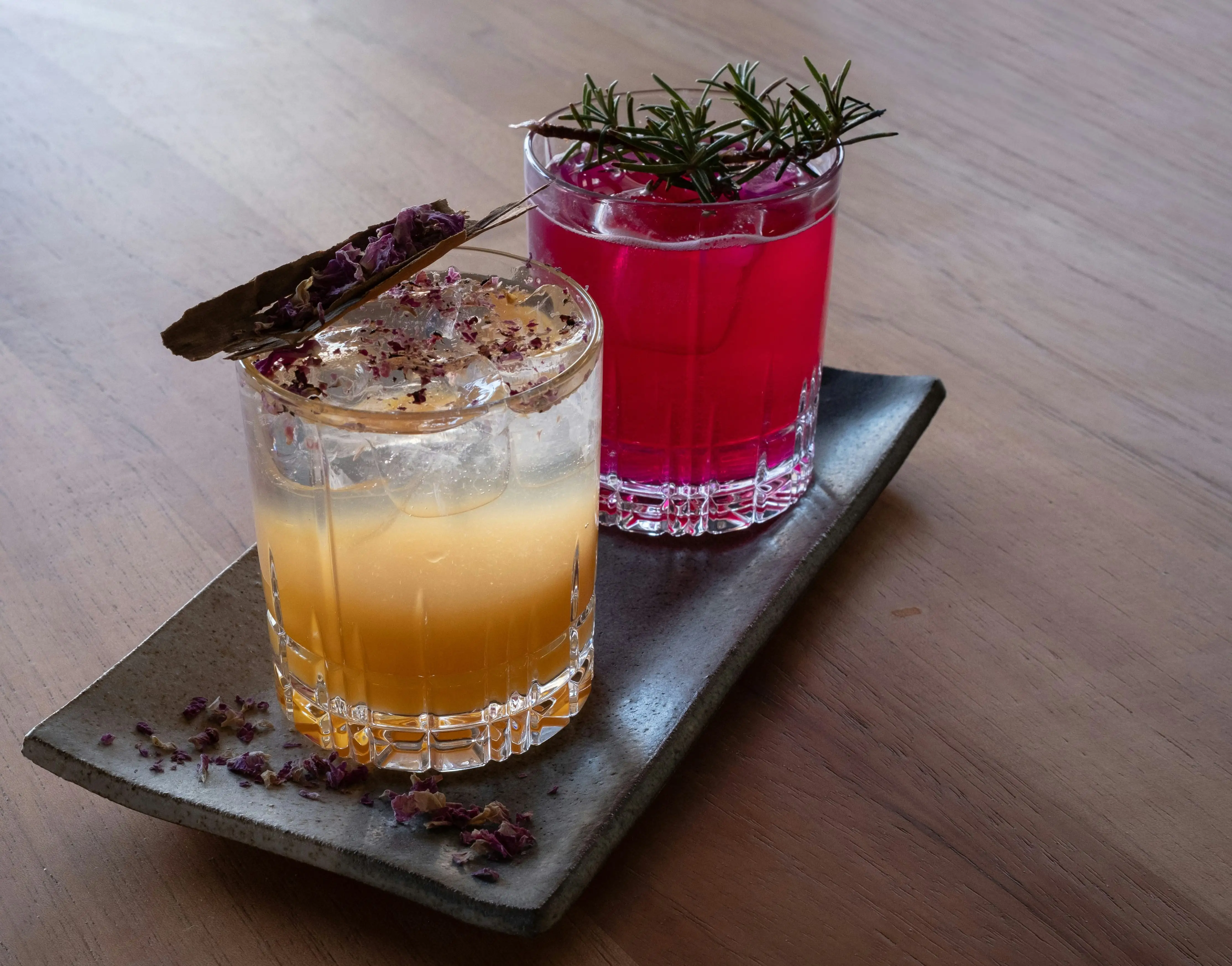 tray with two cocktails with garnish