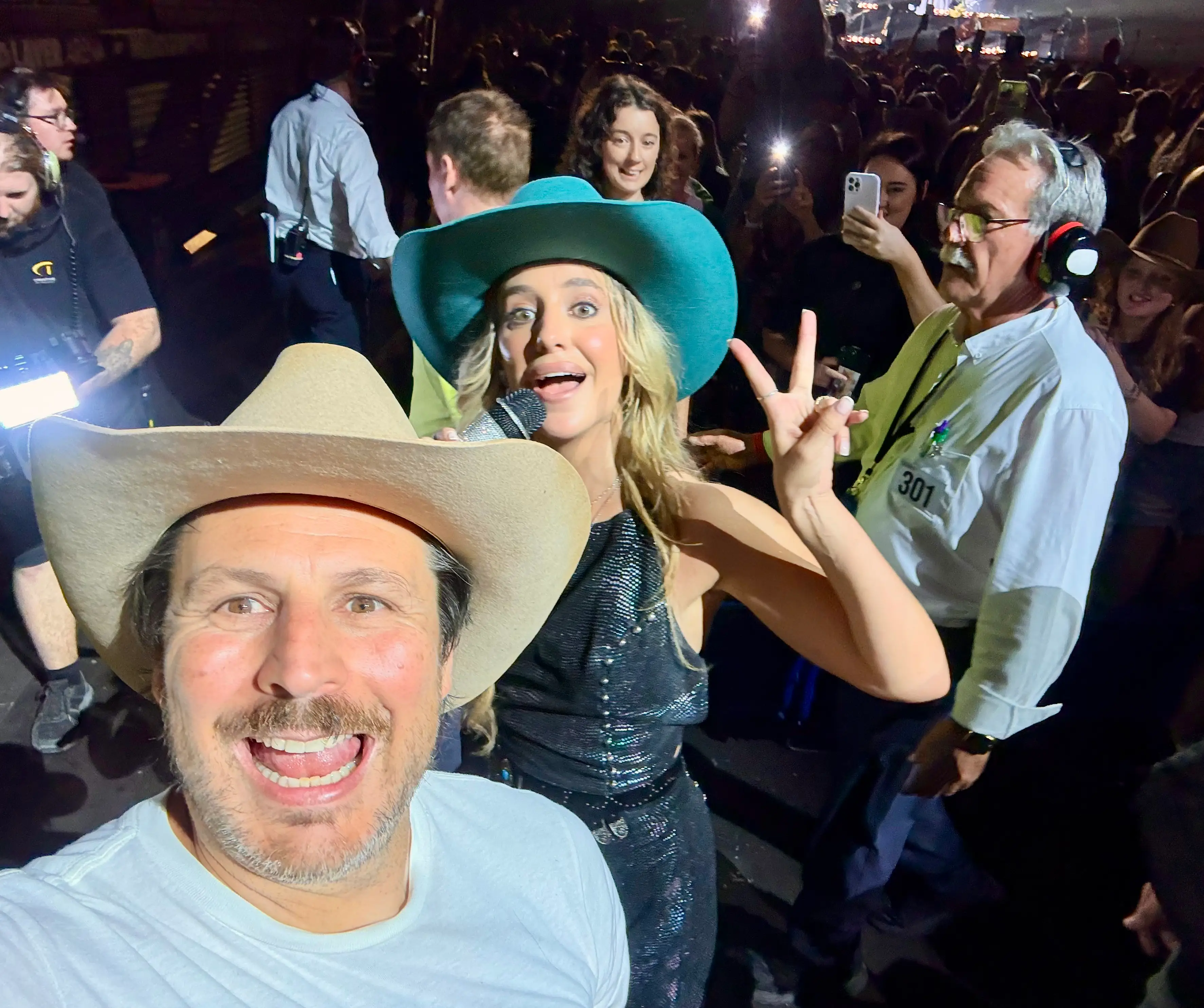 Author Ash Jurberg takign a selfie in a cowboy hat with Lainey Wilson