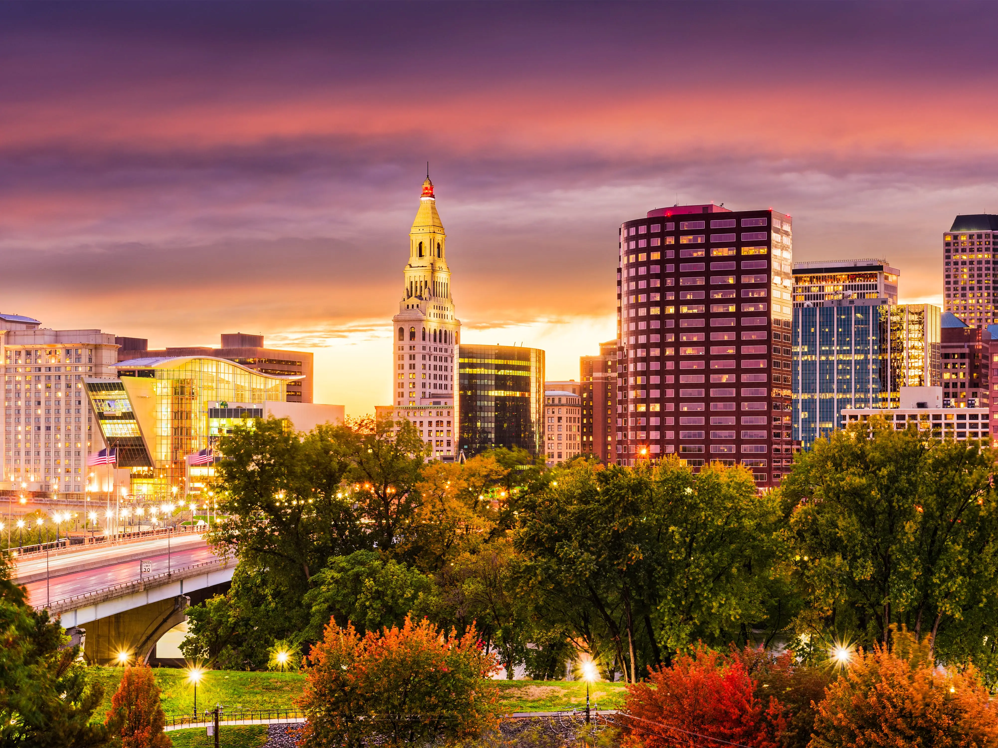 Hartford, Connecticut, USA downtown skyline.