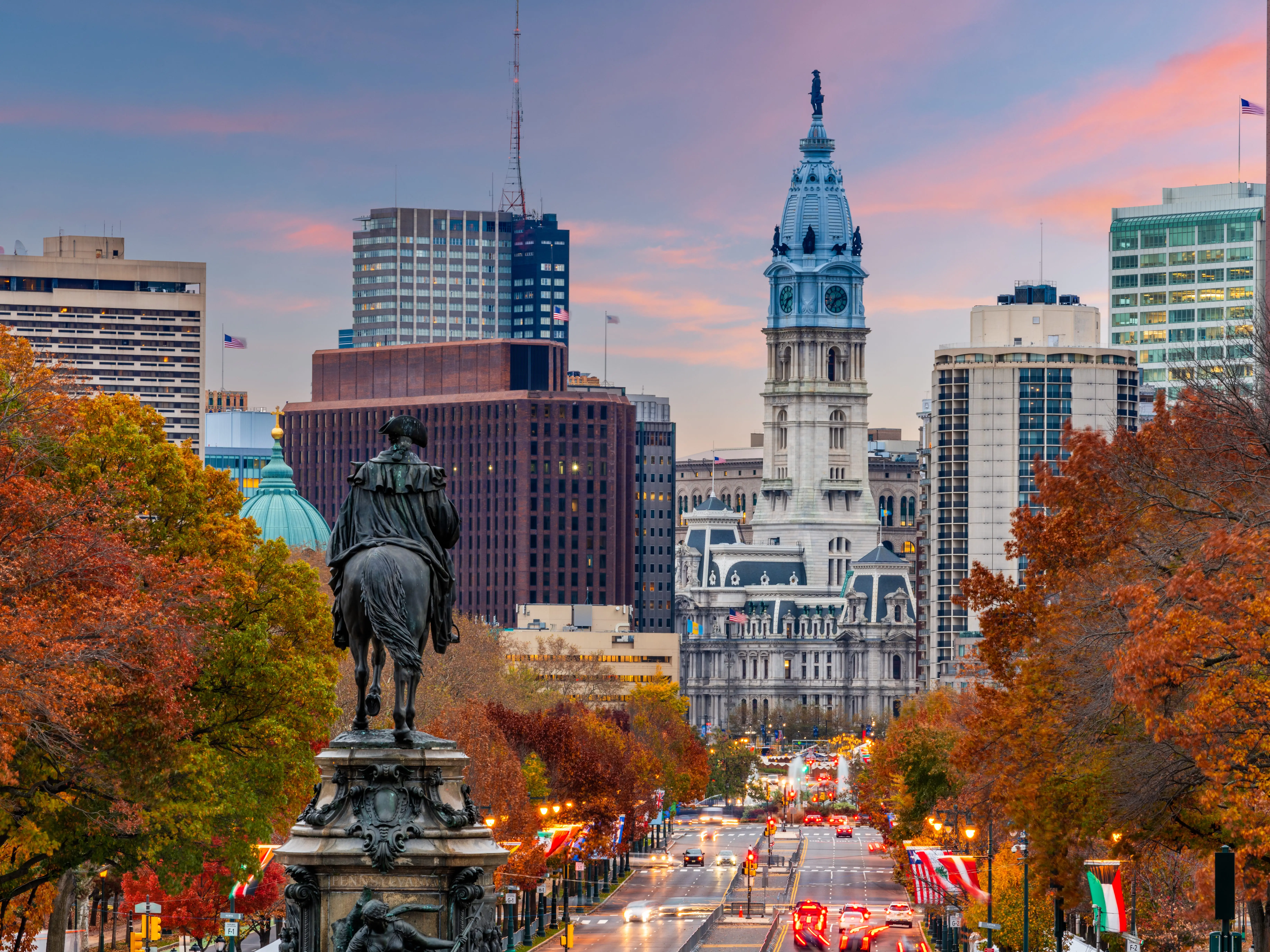 Philadelphia, Pennsylvania, USA in autumn overlooking Benjamin Franklin Parkway.