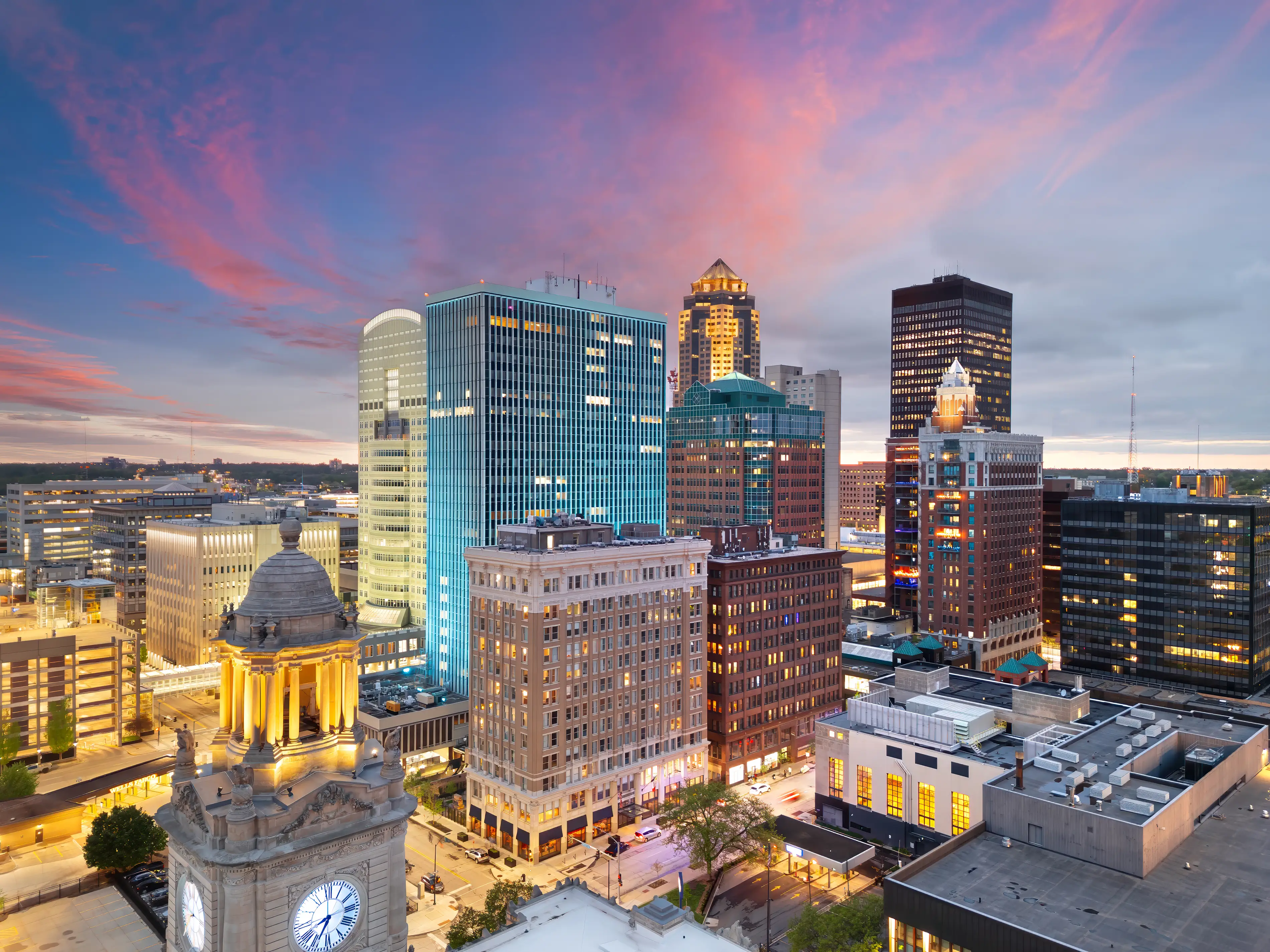 Des Moines, Iowa, USA skyline at dusk.
