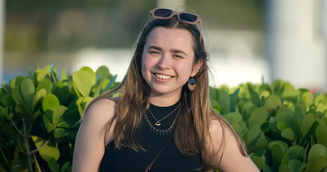 A 25-year-old woman got engaged after landing her dream job. Days later, she was diagnosed with stage 4 colon cancer.