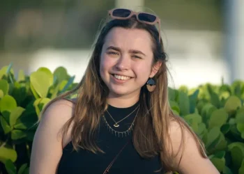A 25-year-old woman got engaged after landing her dream job. Days later, she was diagnosed with stage 4 colon cancer.