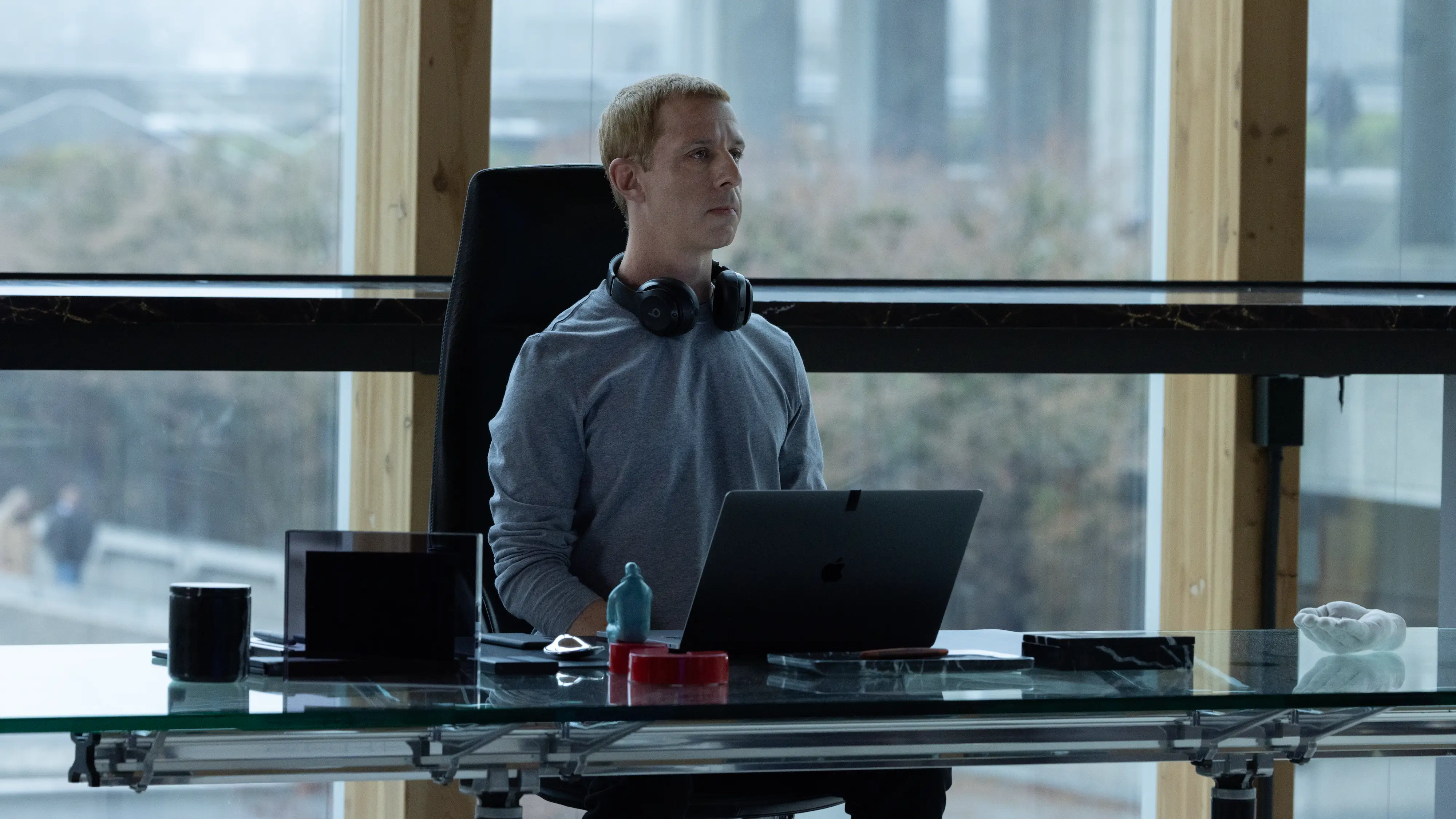 Jeremy Strong as Mark Zuckerberg in 