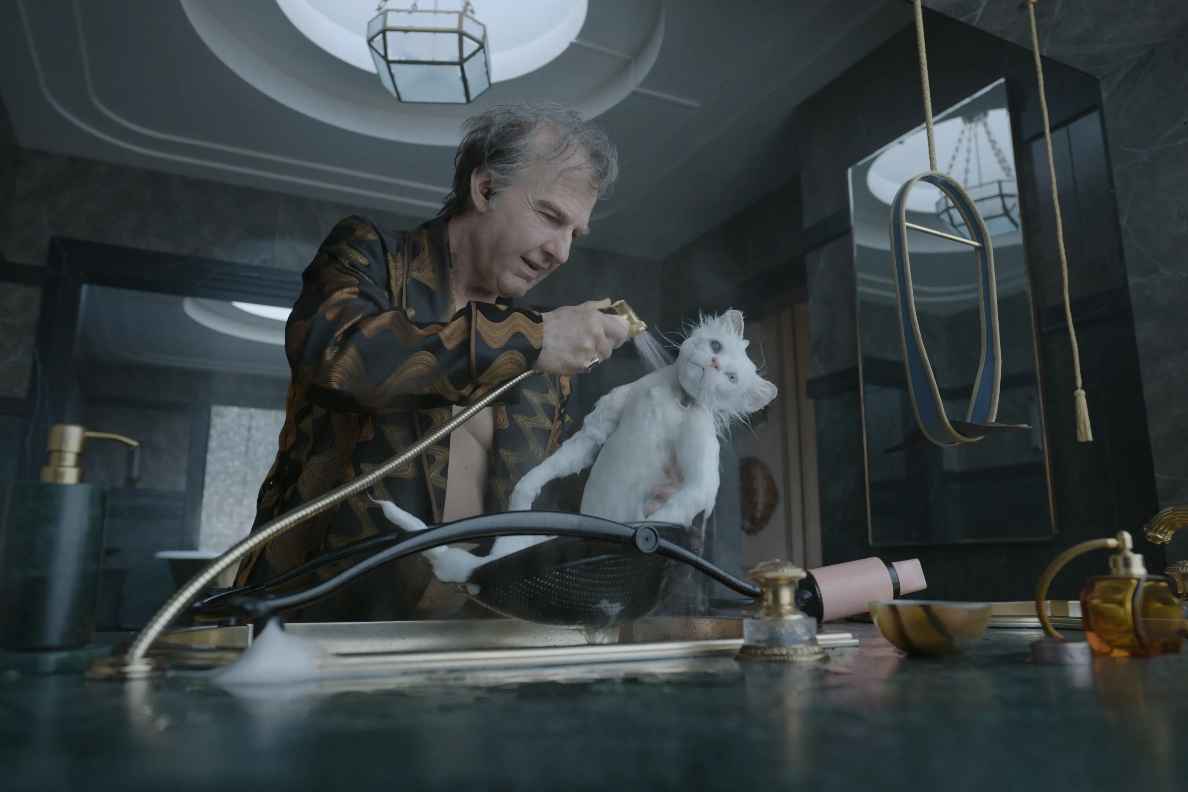 Tom Cruise washing a cat in Digger movie