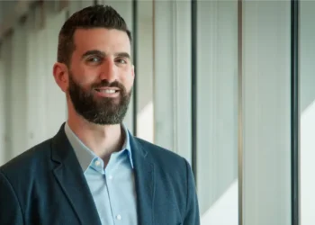 This CEO wants to challenge Tesla’s charging dominance. He’s teaching dealerships how to make the EV pitch.