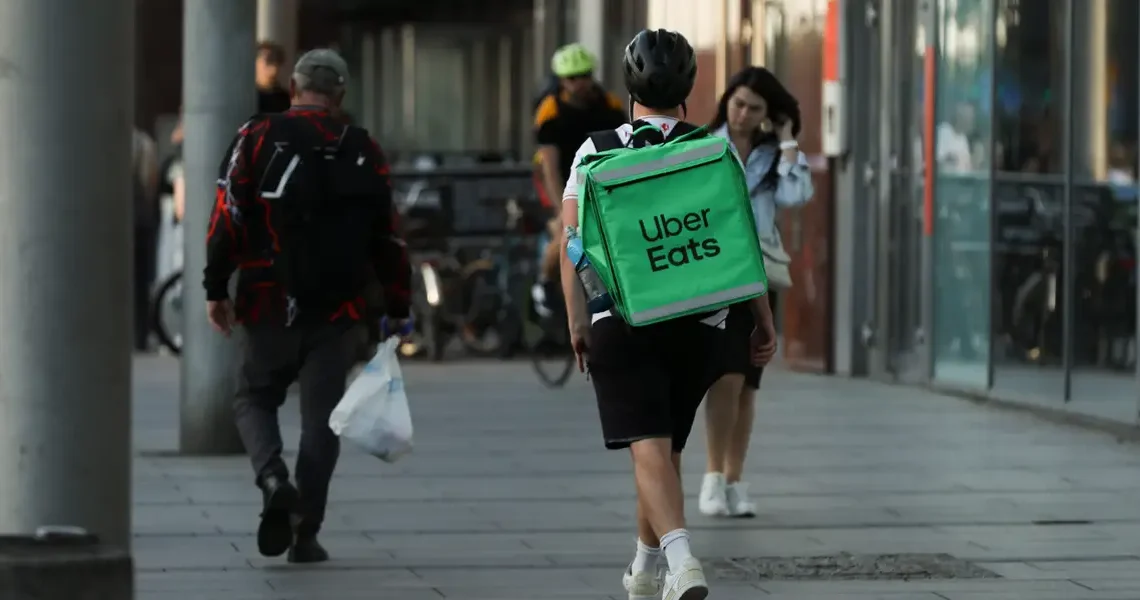 Uber delivery workers will pick up bigger restaurant orders as it enters catering