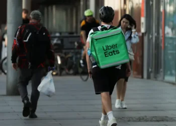 Uber delivery workers will pick up bigger restaurant orders as it enters catering