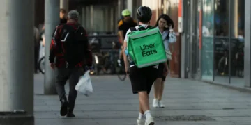 Uber delivery workers will pick up bigger restaurant orders as it enters catering