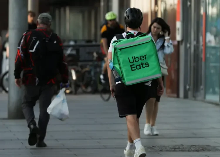 Uber delivery workers will pick up bigger restaurant orders as it enters catering
