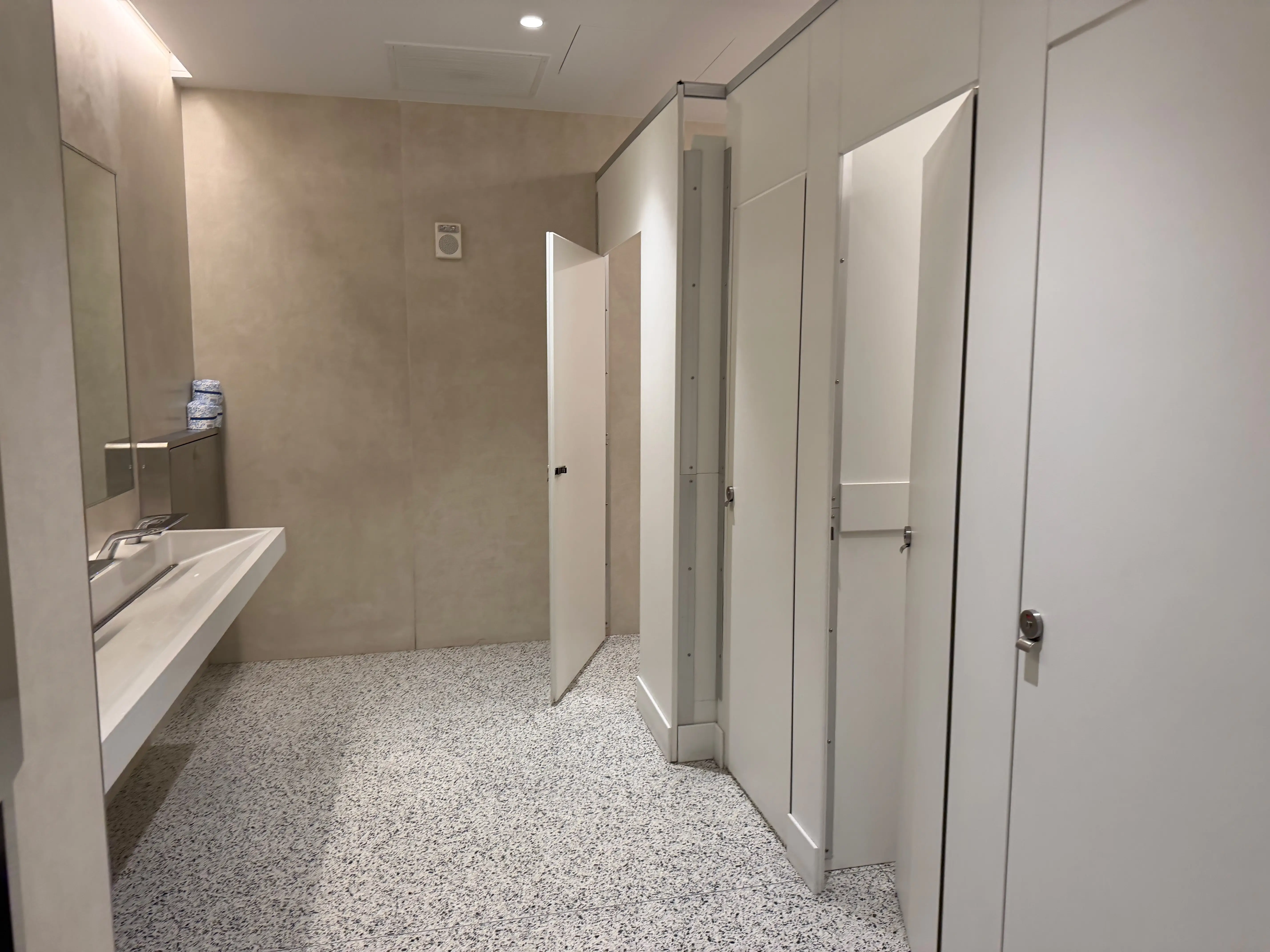 Bathrooms inside Amtrak Metropolitan Lounge in New York City