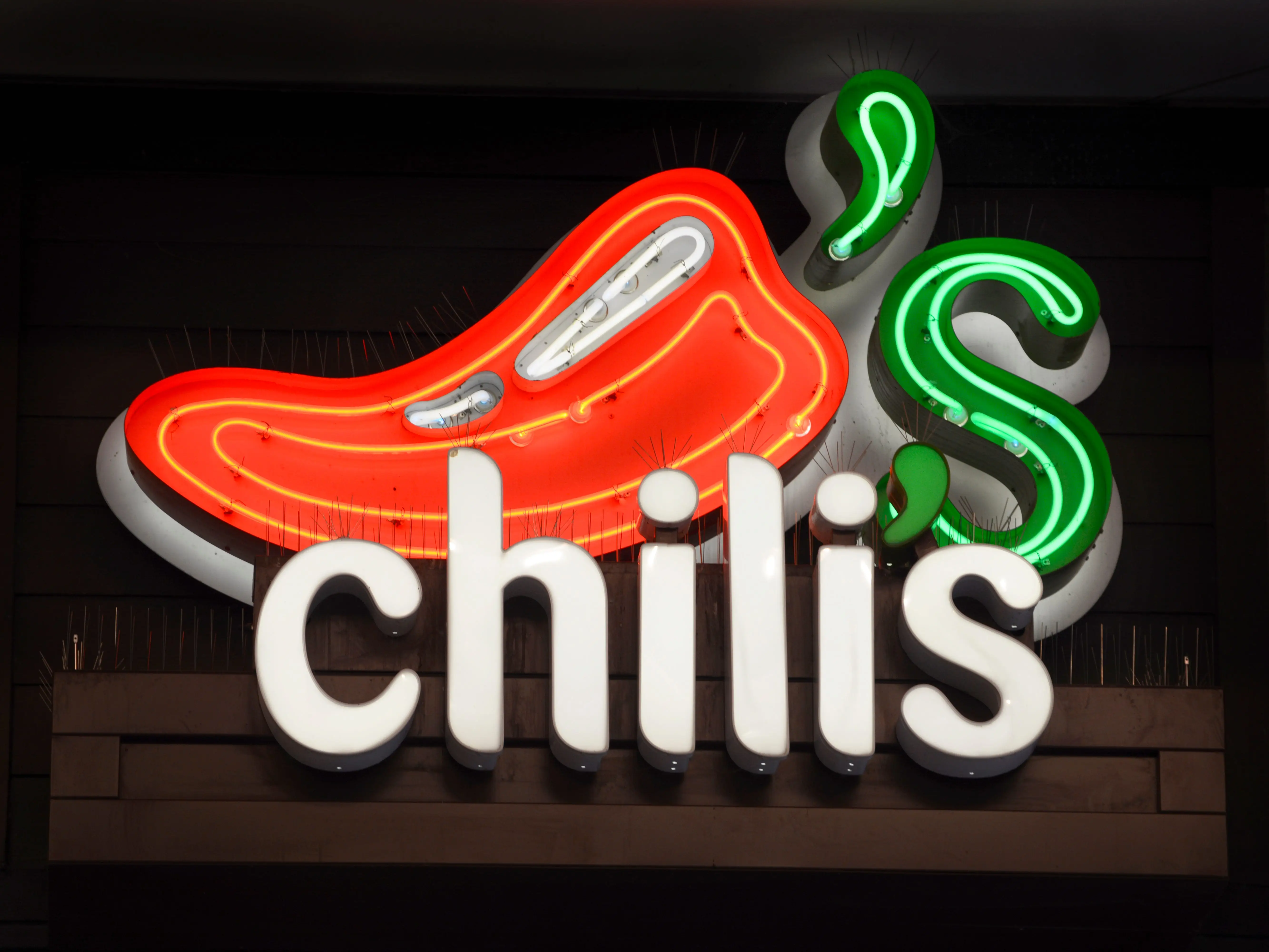 chilis logo sign