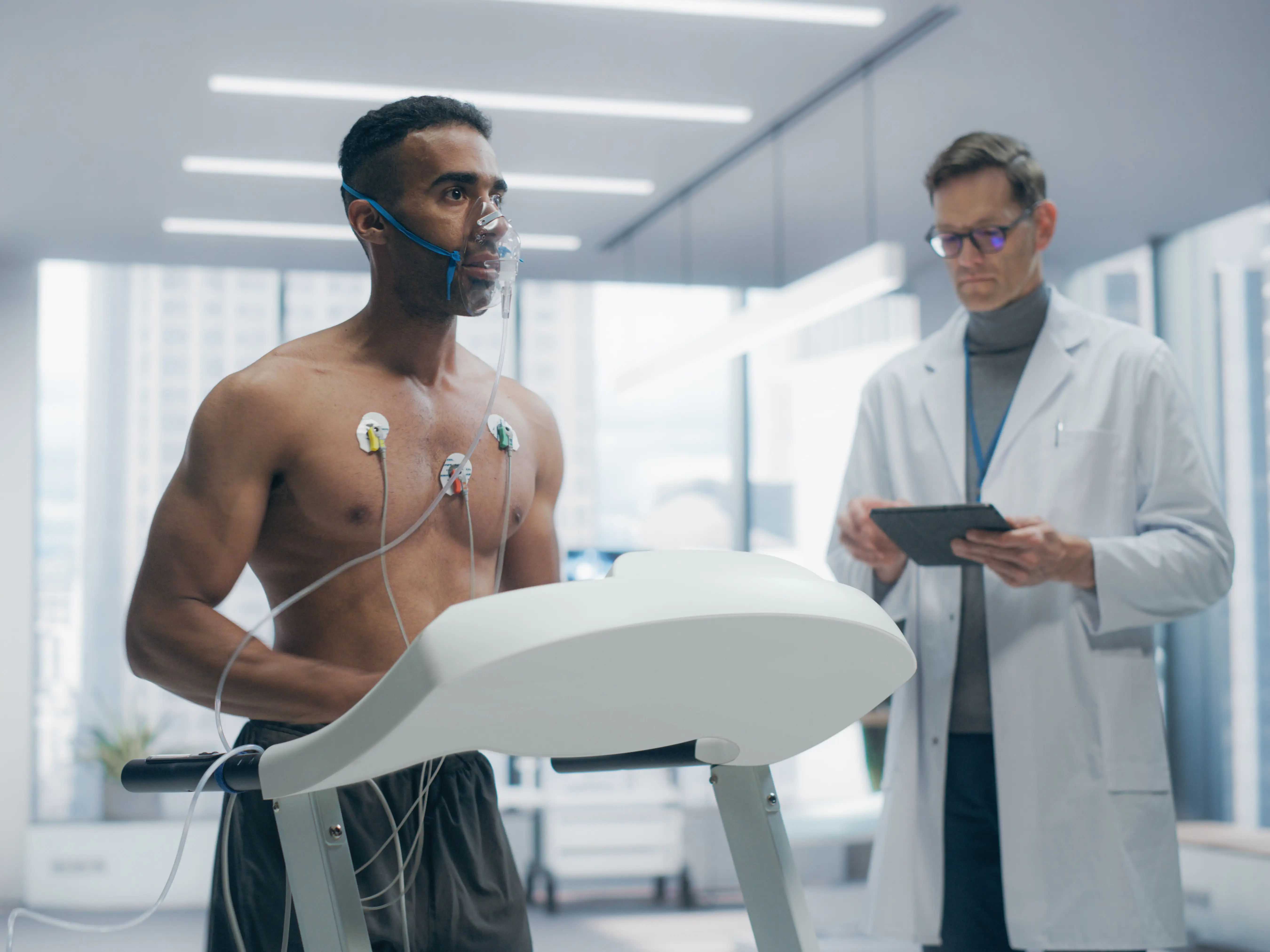 Athlete Wearing Oxygen Mask for a Treadmill Exercise Test in a Laboratory, Monitored by Sensors and Breathing Apparatus, Showcasing Fitness Assessment and Health Monitoring in a Controlled Environment stock photo