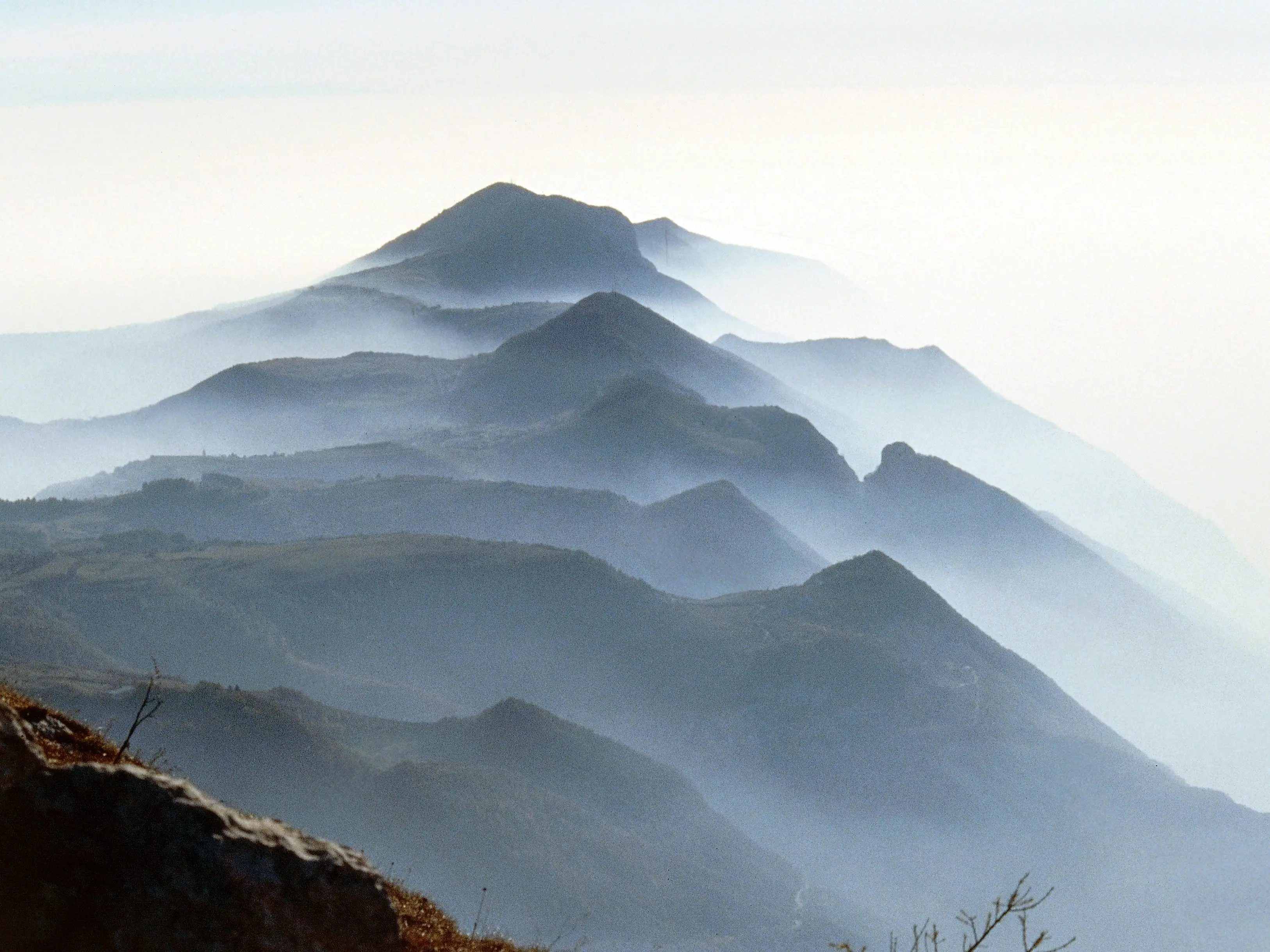Morning mist covers mountains.