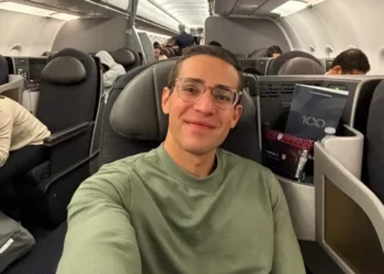 How to make economy feel like an upgrade, according to a travel expert who’s spent 3,500 hours in premium cabins