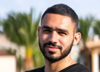I broke into tech sales after working in construction. Here’s how I landed a more flexible job with higher earning potential.