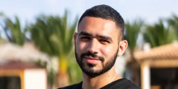 I broke into tech sales after working in construction. Here’s how I landed a more flexible job with higher earning potential.