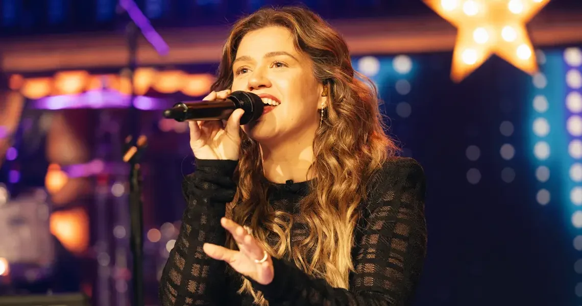 A PR pro says Kelly Clarkson made one big mistake in her feud with a Brooklyn toy shop