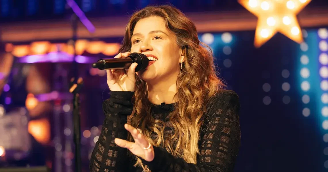 All of the best memes about the Kelly Clarkson drama over a fake bird
