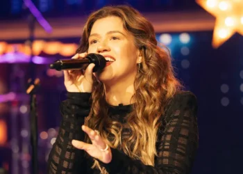 All of the best memes about the Kelly Clarkson drama over a fake bird