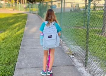 I’m a French mom with a child in an American school. I like the school spirit, the shorter days, and the less rigid approach.