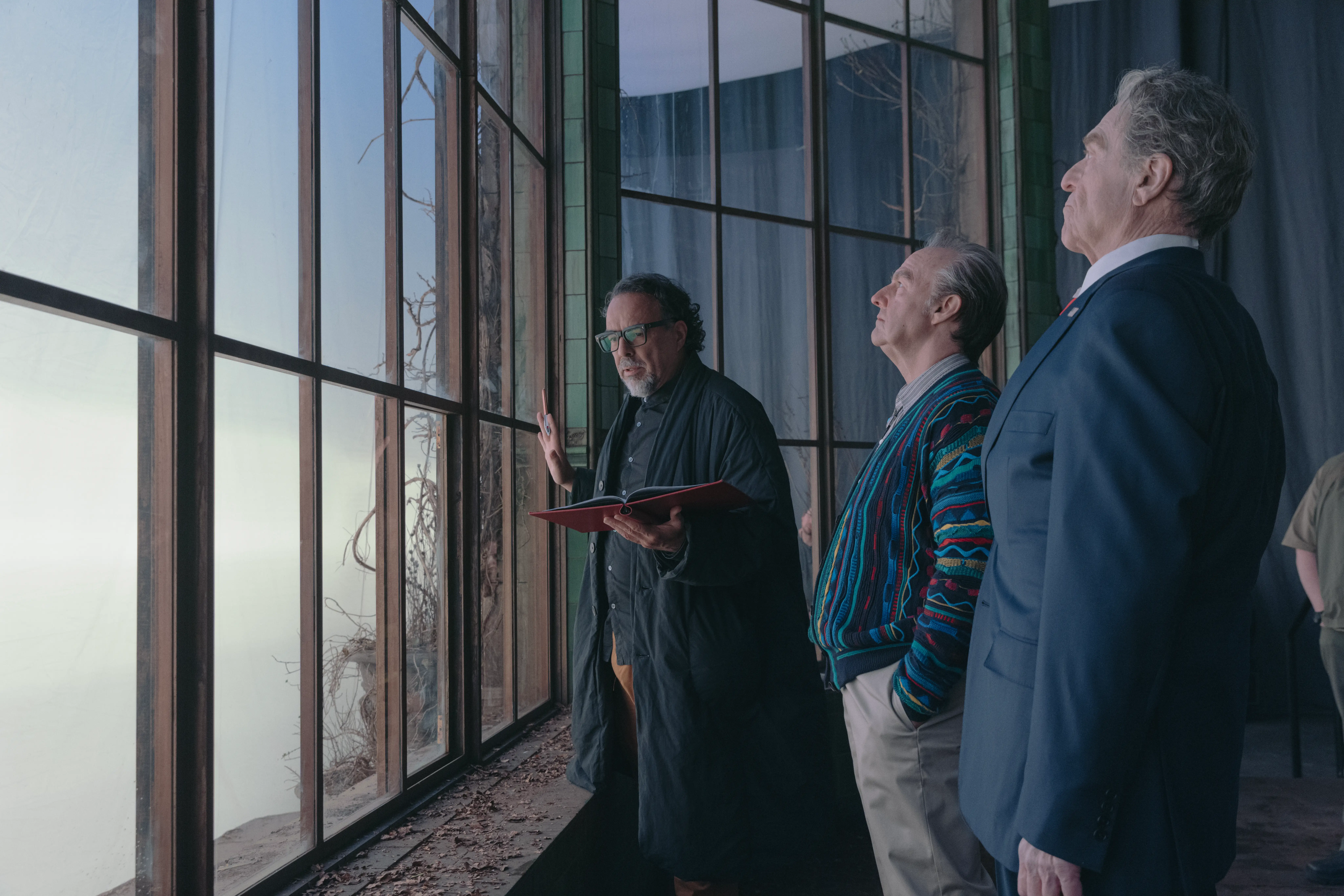 Alejandro Inarritu Tom Cruise and John Goodman looking out a window on Digger movie set