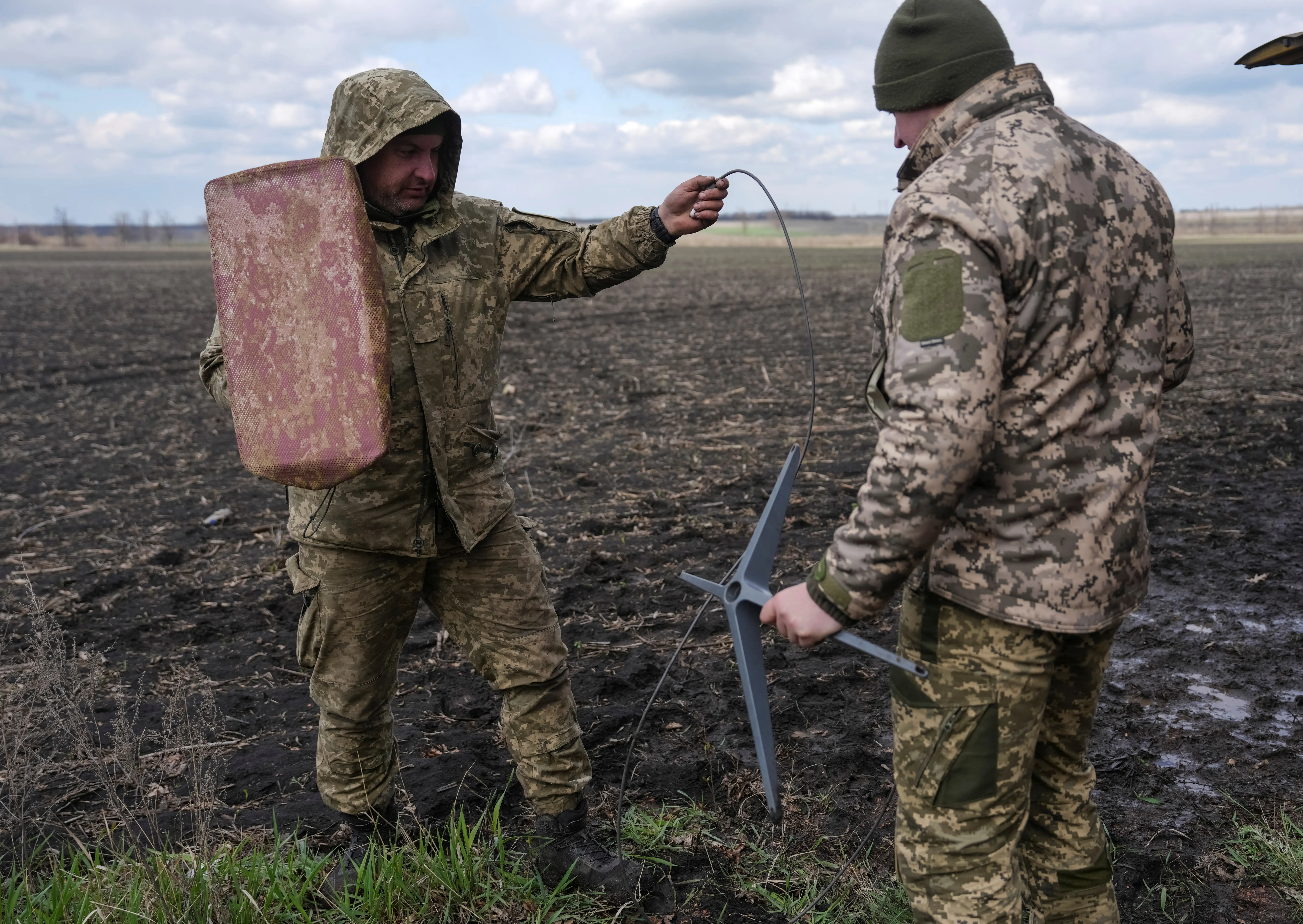 Servicemen of the 68th Oleksa Dovbush Separate Jaeger Brigade of the Armed Forces of Ukraine set up Starlink satellite internet system, amid Russia's attack on Ukraine, near the frontline town of Pokrovsk in Donetsk region, Ukraine April 10, 2025.