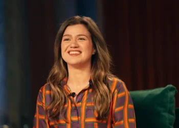 What we learned from watching the Kelly Clarkson toy store security cam footage — and one question we still have